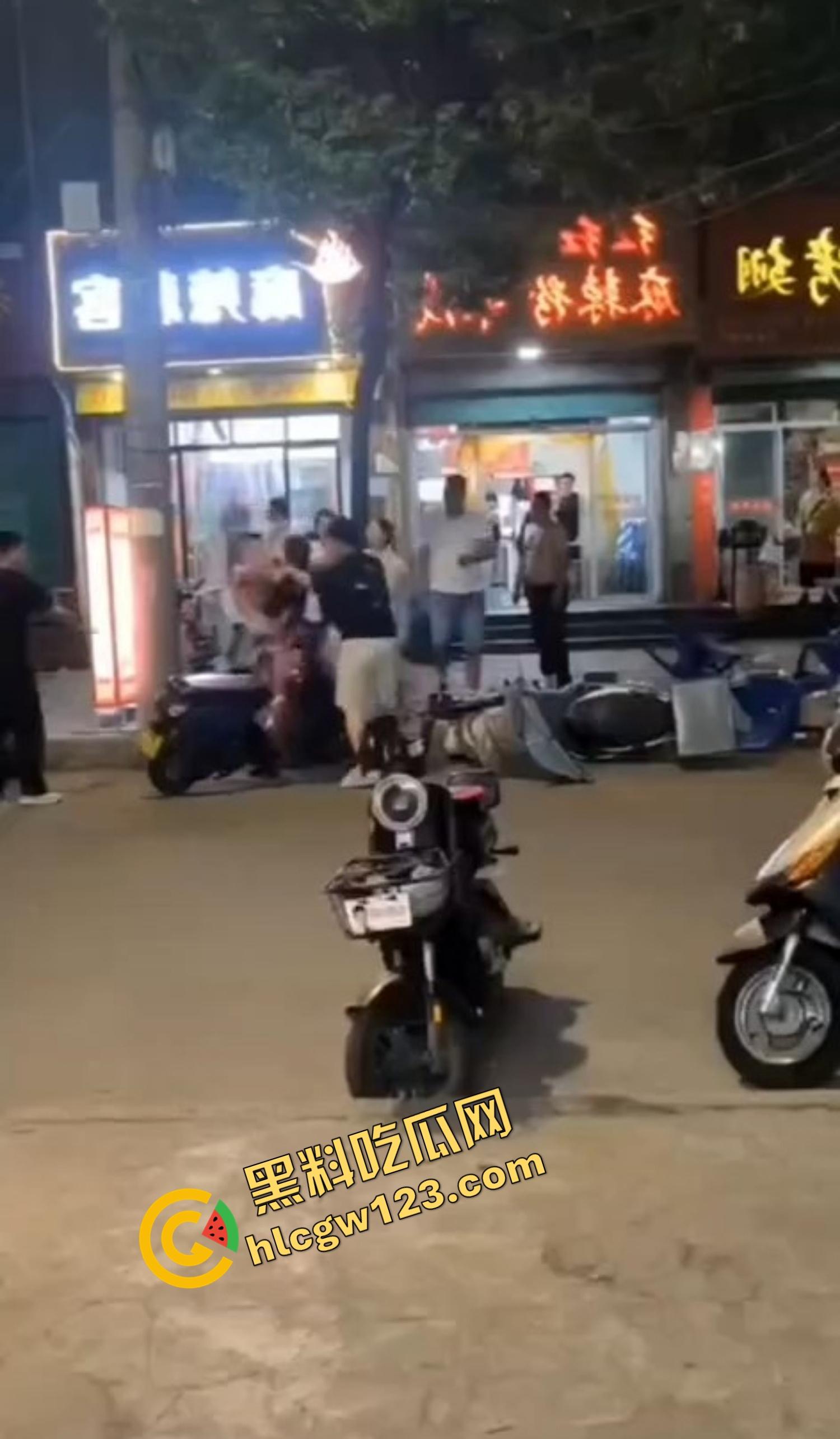 520本该是情人节,结果变成血光之灾,男子当街挥刀对头怒砍奸夫,偷人老婆你不怕死啊?-5