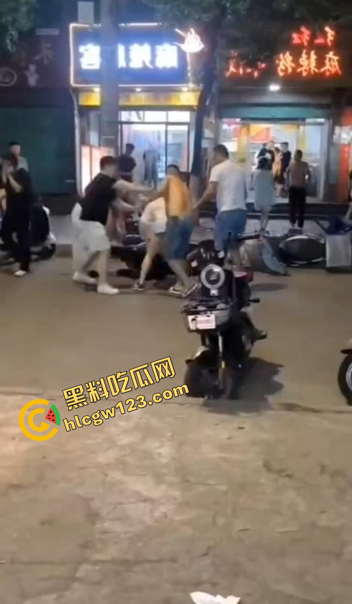 520本该是情人节,结果变成血光之灾,男子当街挥刀对头怒砍奸夫,偷人老婆你不怕死啊?-6