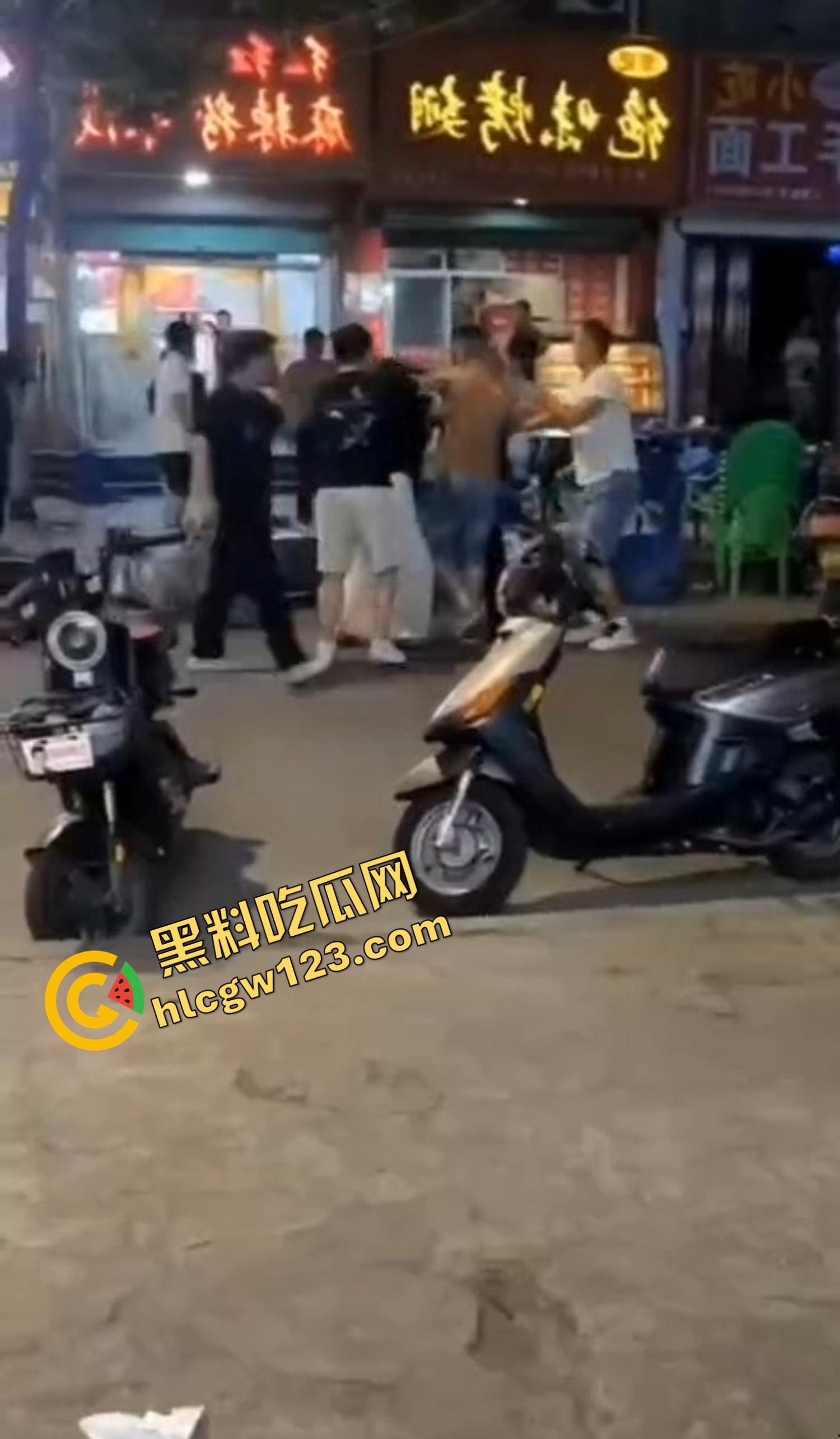 520本该是情人节,结果变成血光之灾,男子当街挥刀对头怒砍奸夫,偷人老婆你不怕死啊?-7