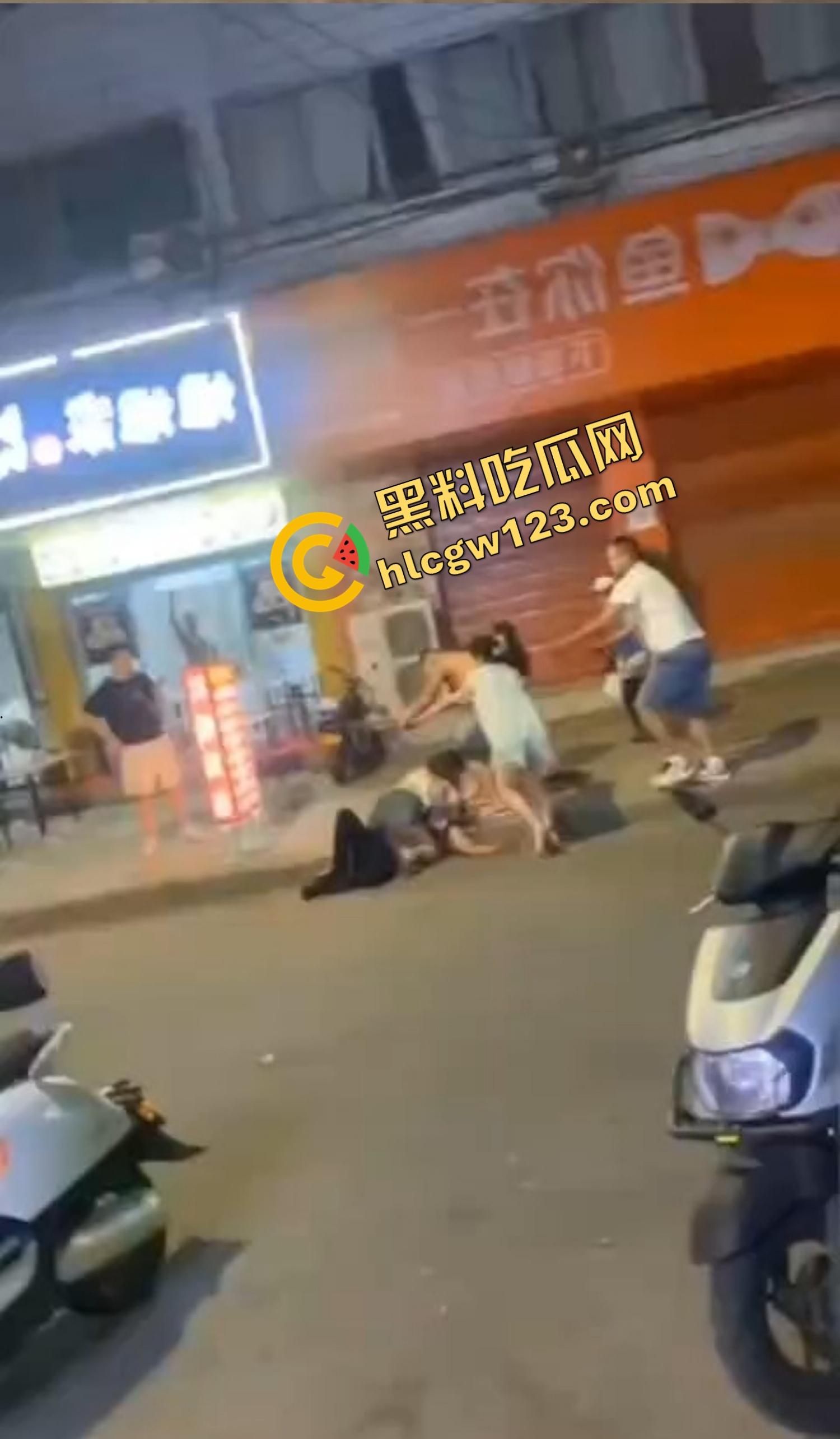 520本该是情人节,结果变成血光之灾,男子当街挥刀对头怒砍奸夫,偷人老婆你不怕死啊?-8