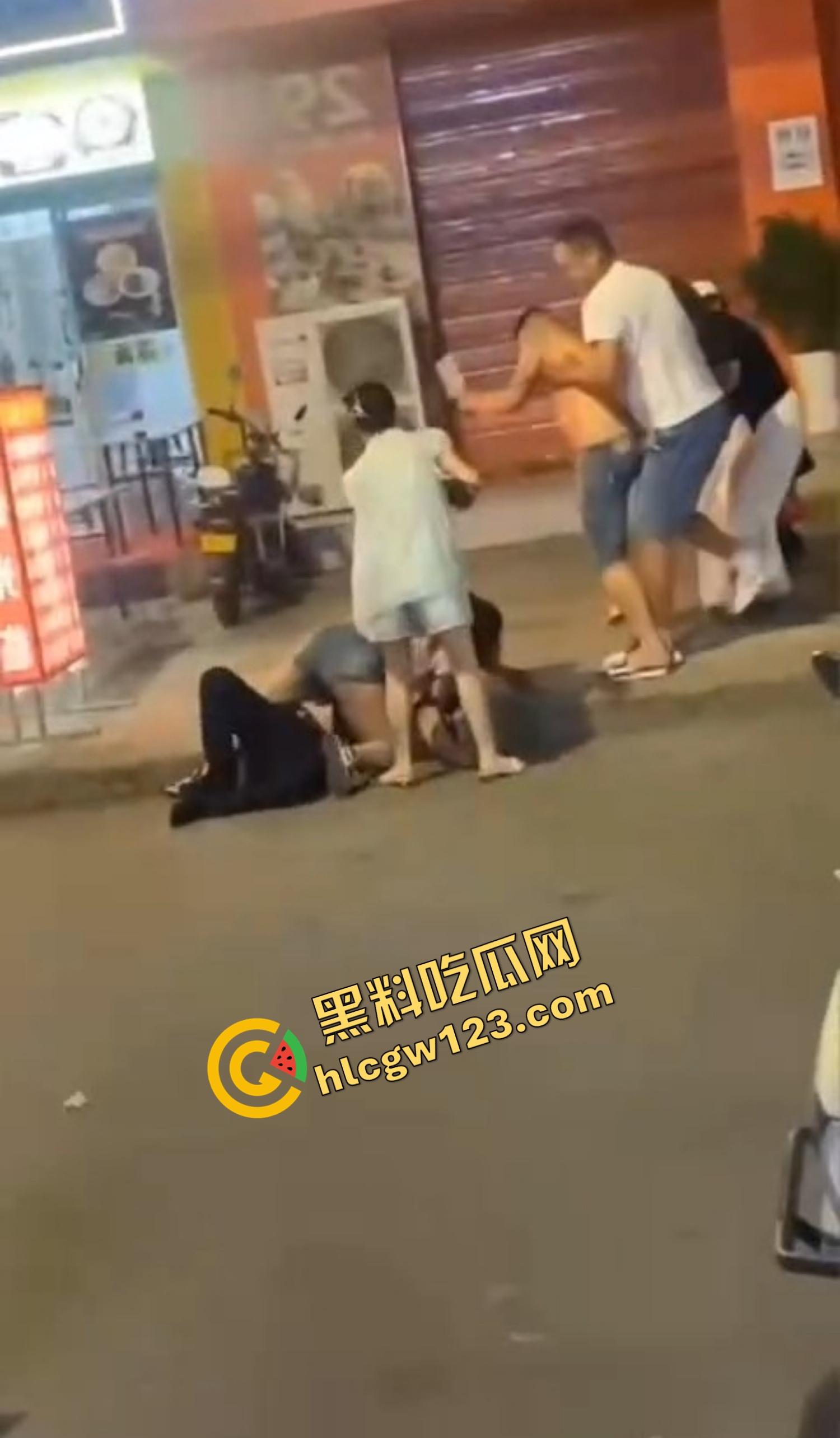 520本该是情人节,结果变成血光之灾,男子当街挥刀对头怒砍奸夫,偷人老婆你不怕死啊?-9