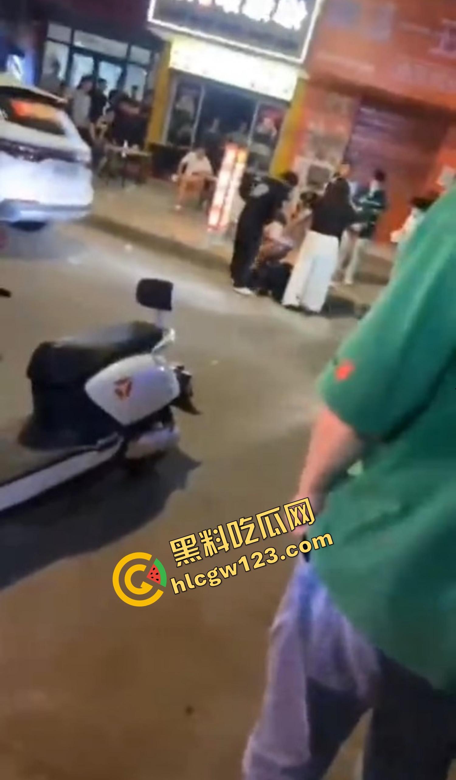 520本该是情人节,结果变成血光之灾,男子当街挥刀对头怒砍奸夫,偷人老婆你不怕死啊?-11