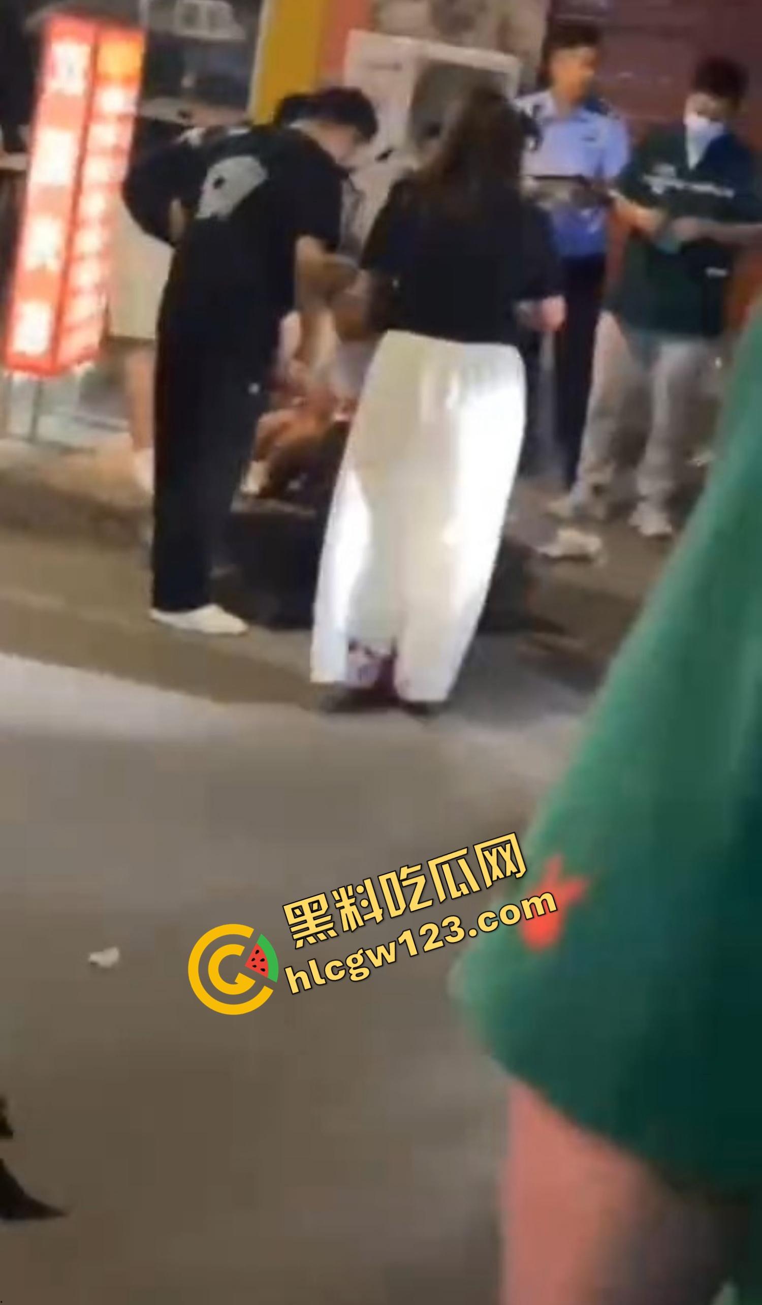 520本该是情人节,结果变成血光之灾,男子当街挥刀对头怒砍奸夫,偷人老婆你不怕死啊?-12