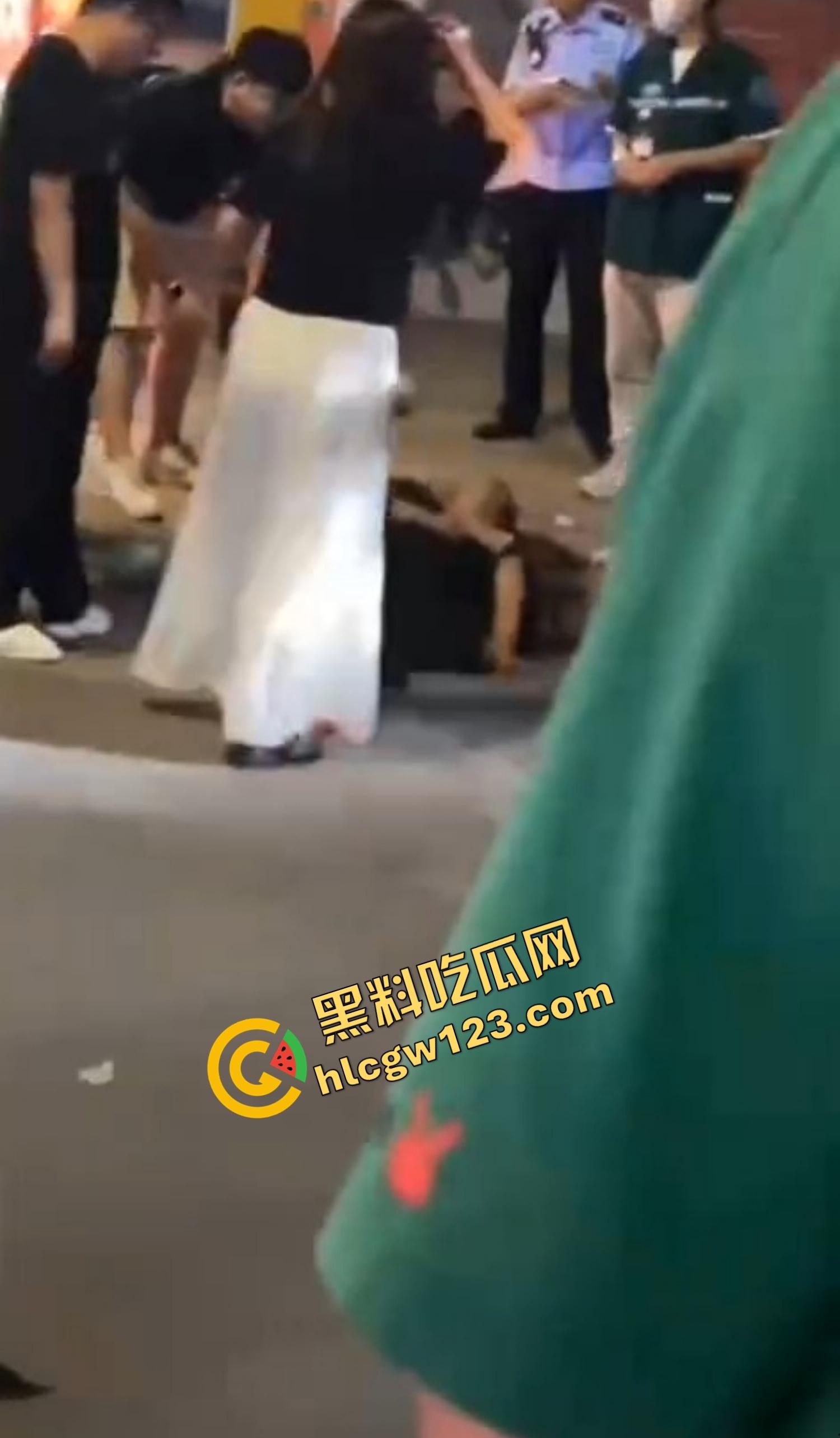 520本该是情人节,结果变成血光之灾,男子当街挥刀对头怒砍奸夫,偷人老婆你不怕死啊?-13