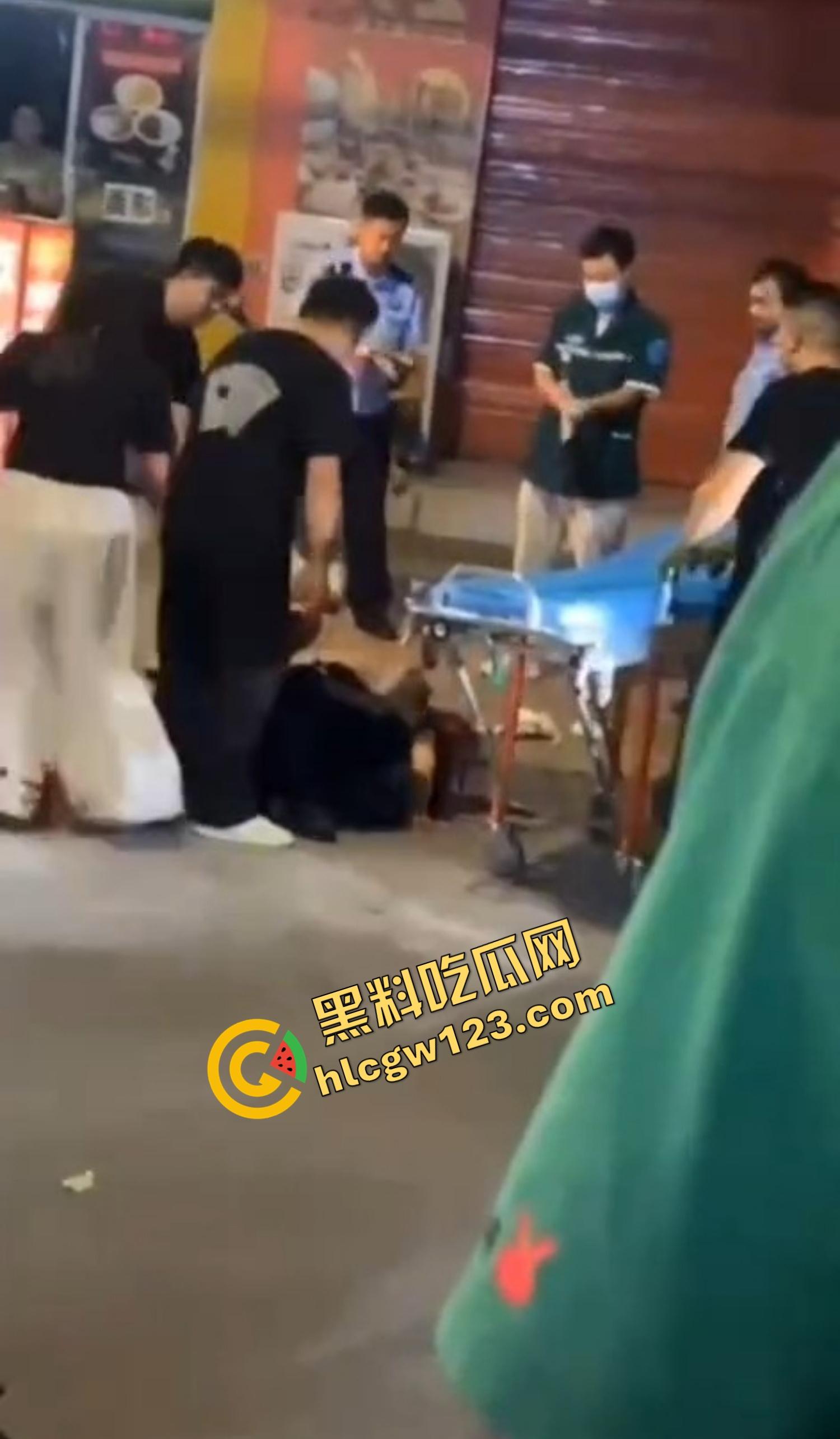 520本该是情人节,结果变成血光之灾,男子当街挥刀对头怒砍奸夫,偷人老婆你不怕死啊?-14