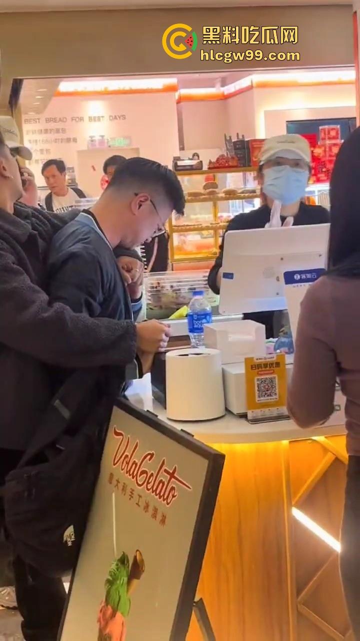 偷拍届又损失一名大将!深圳皇庭广场偷拍裙底被捉,人赃俱获被人死死锁住,偷拍技术有待提升。-1