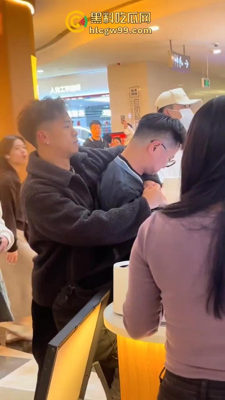 偷拍届又损失一名大将!深圳皇庭广场偷拍裙底被捉,人赃俱获被人死死锁住,偷拍技术有待提升。-2