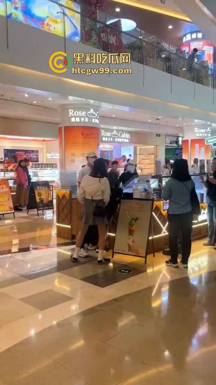 偷拍届又损失一名大将!深圳皇庭广场偷拍裙底被捉,人赃俱获被人死死锁住,偷拍技术有待提升。-3