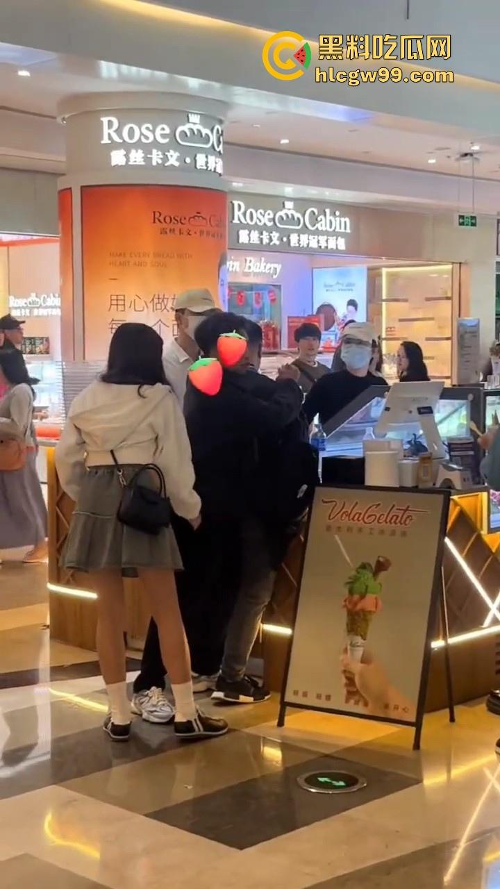 偷拍届又损失一名大将!深圳皇庭广场偷拍裙底被捉,人赃俱获被人死死锁住,偷拍技术有待提升。-4