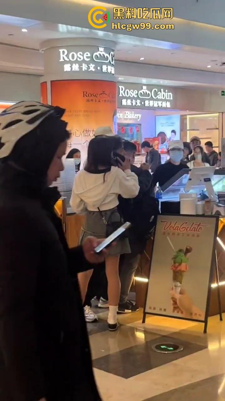 偷拍届又损失一名大将!深圳皇庭广场偷拍裙底被捉,人赃俱获被人死死锁住,偷拍技术有待提升。-5