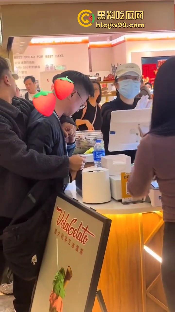 偷拍届又损失一名大将!深圳皇庭广场偷拍裙底被捉,人赃俱获被人死死锁住,偷拍技术有待提升。-6