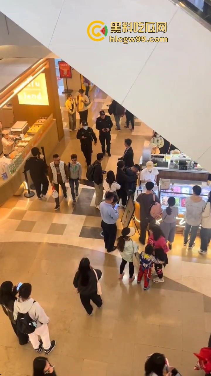 偷拍届又损失一名大将!深圳皇庭广场偷拍裙底被捉,人赃俱获被人死死锁住,偷拍技术有待提升。-7