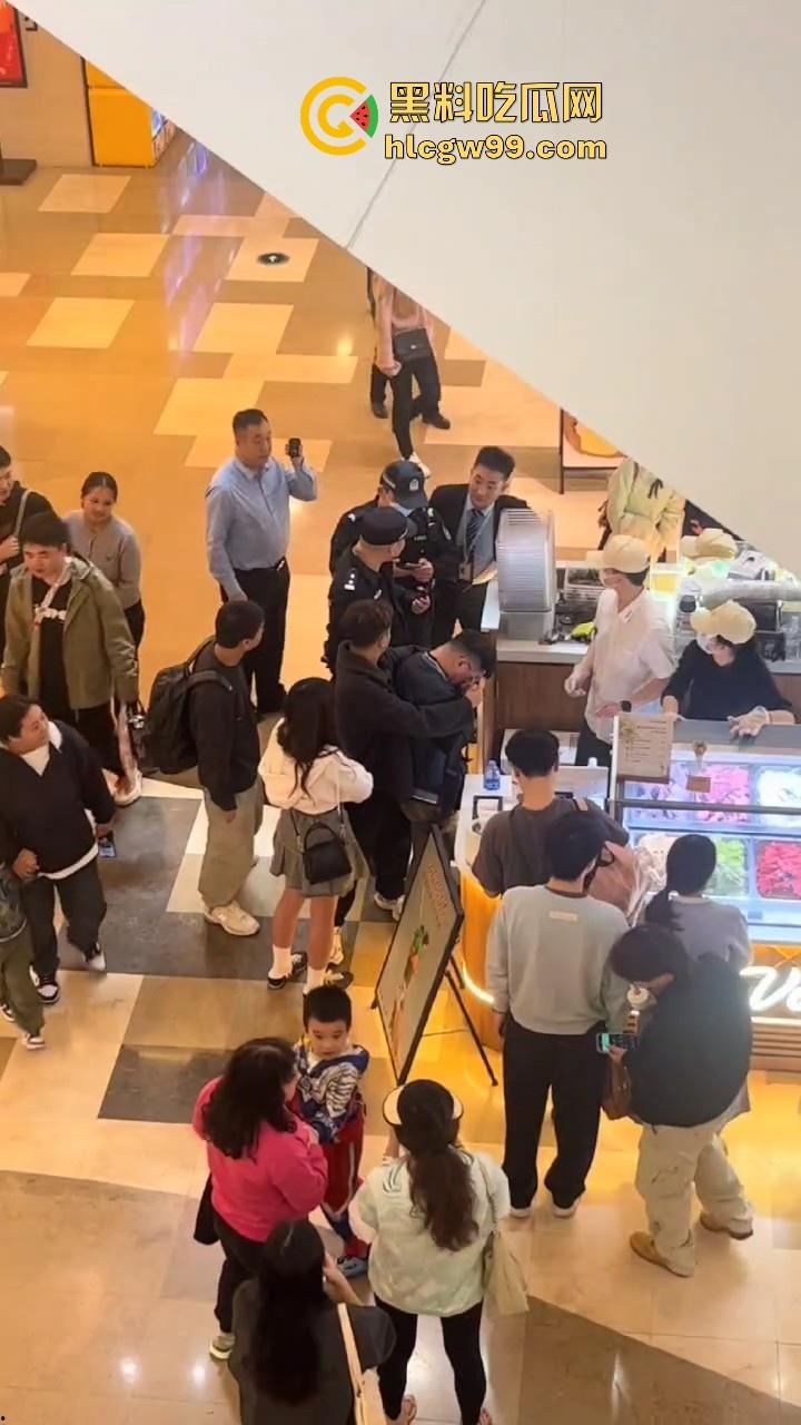 偷拍届又损失一名大将!深圳皇庭广场偷拍裙底被捉,人赃俱获被人死死锁住,偷拍技术有待提升。-8