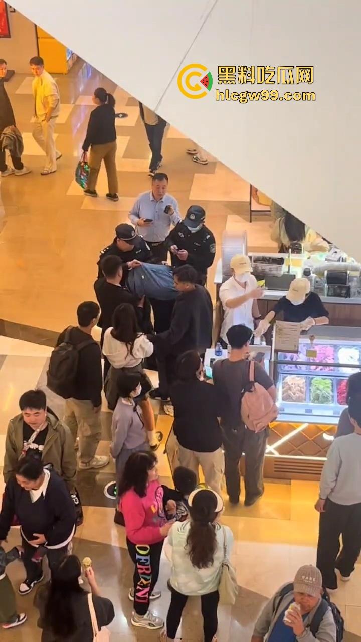 偷拍届又损失一名大将!深圳皇庭广场偷拍裙底被捉,人赃俱获被人死死锁住,偷拍技术有待提升。-9