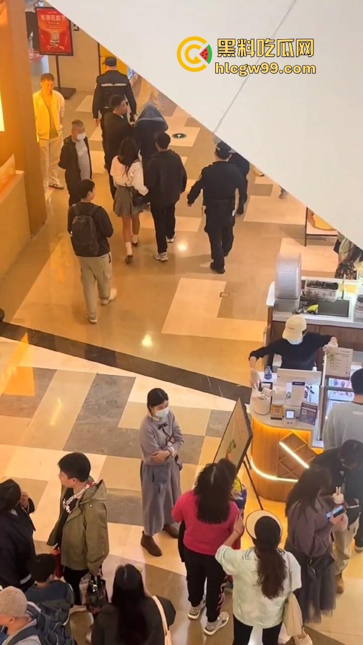 偷拍届又损失一名大将!深圳皇庭广场偷拍裙底被捉,人赃俱获被人死死锁住,偷拍技术有待提升。-10