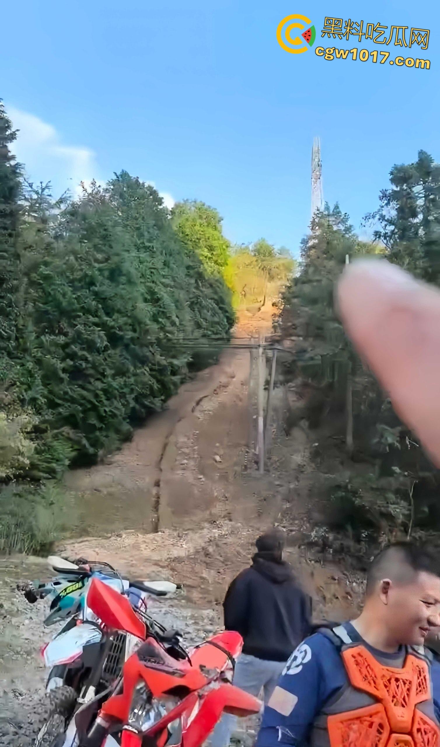 骑行摩托车的摩友意外发现，四明山深处惊现一具吊干尸，尸体已高度干瘪仅剩骨架，疑似死亡数月之久！-2