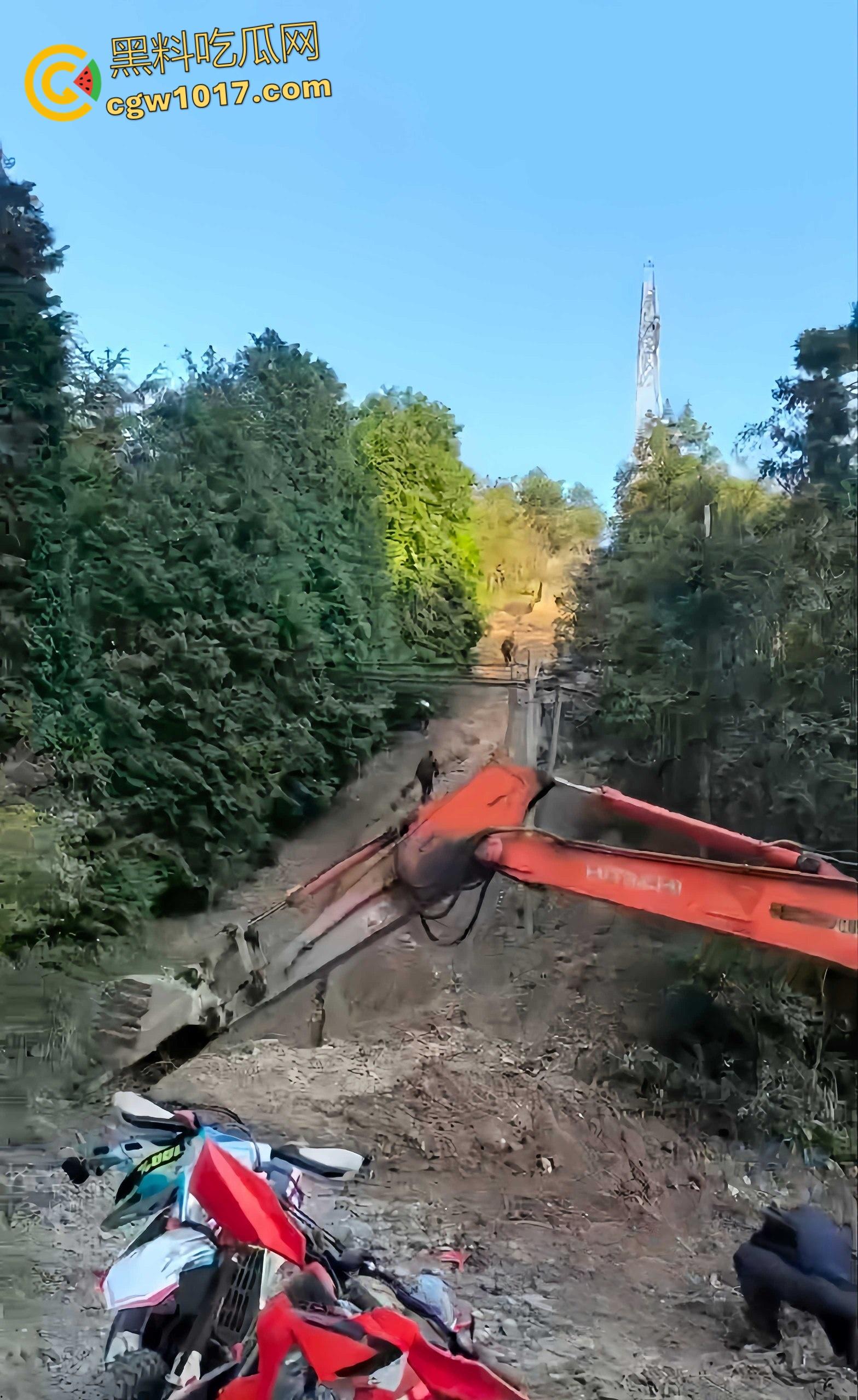 骑行摩托车的摩友意外发现，四明山深处惊现一具吊干尸，尸体已高度干瘪仅剩骨架，疑似死亡数月之久！-3