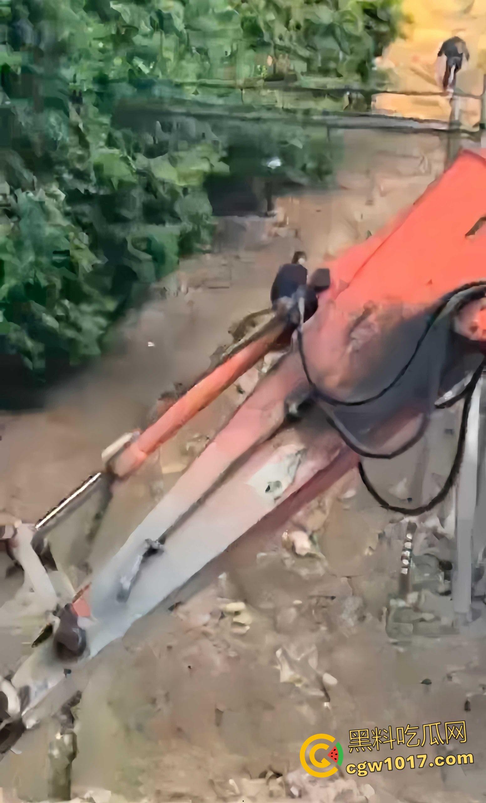 骑行摩托车的摩友意外发现，四明山深处惊现一具吊干尸，尸体已高度干瘪仅剩骨架，疑似死亡数月之久！-4