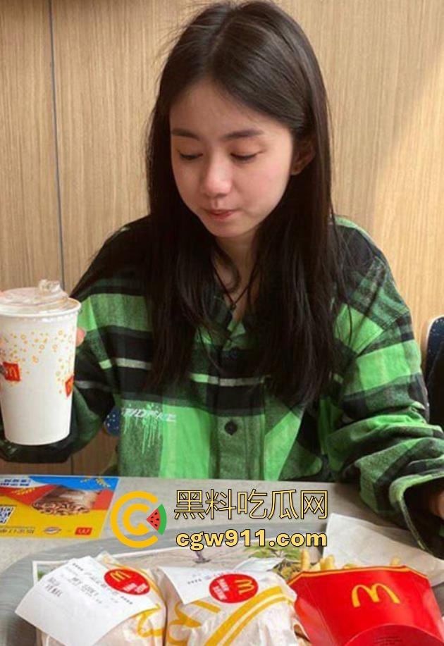 约炮湘潭大学清纯学生妹,被一顿麦当劳拿下开房,颜值甜美身材极品,各种无套花式做爱,被调教成小母狗!-1