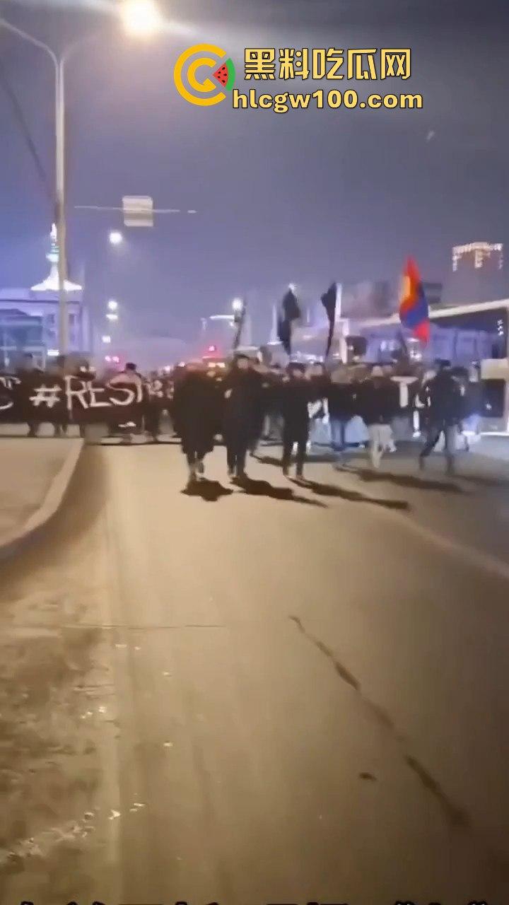 蒙古首都乌兰巴托市中心发生大规模示威游行,原来邻国也不是想象中的那么太平嘛-2