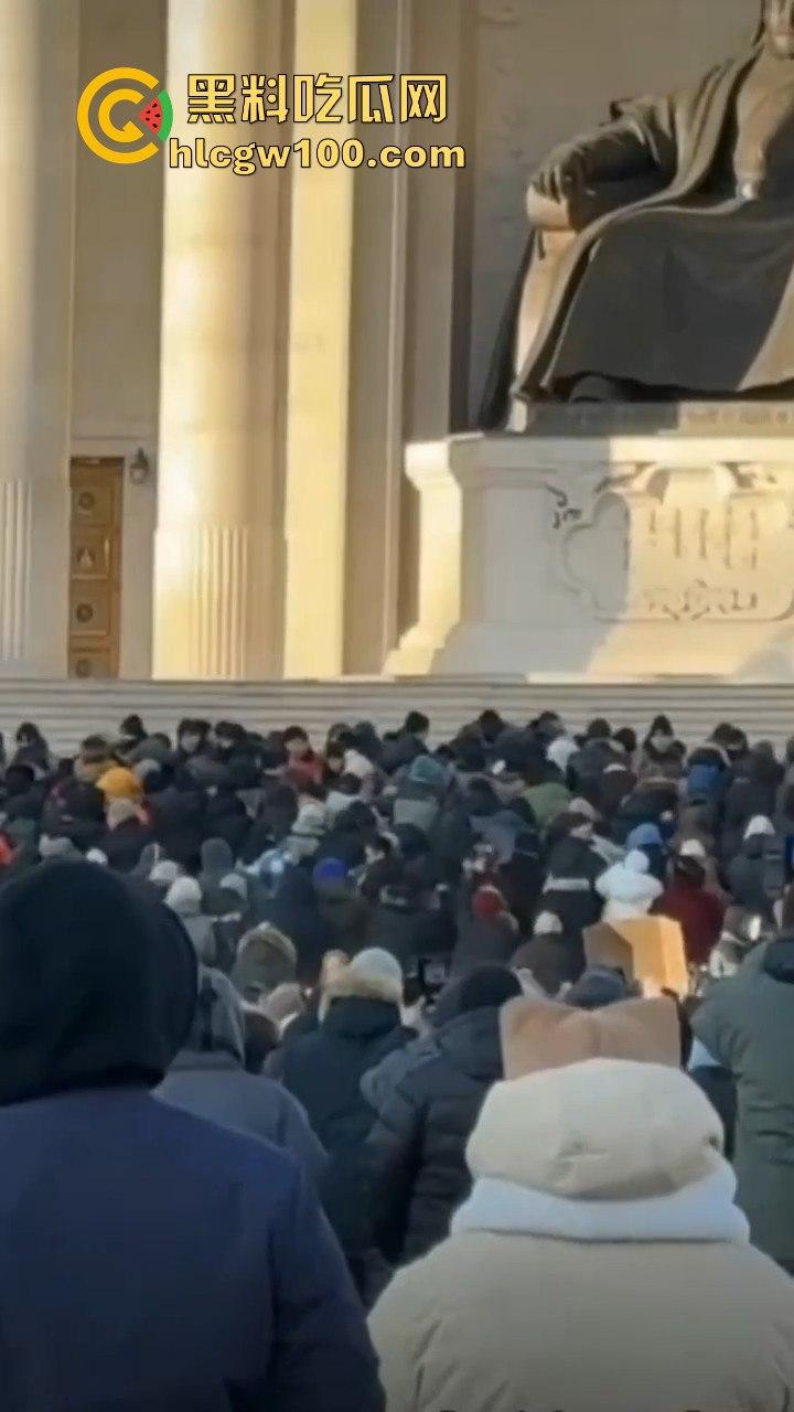 蒙古首都乌兰巴托市中心发生大规模示威游行,原来邻国也不是想象中的那么太平嘛-7
