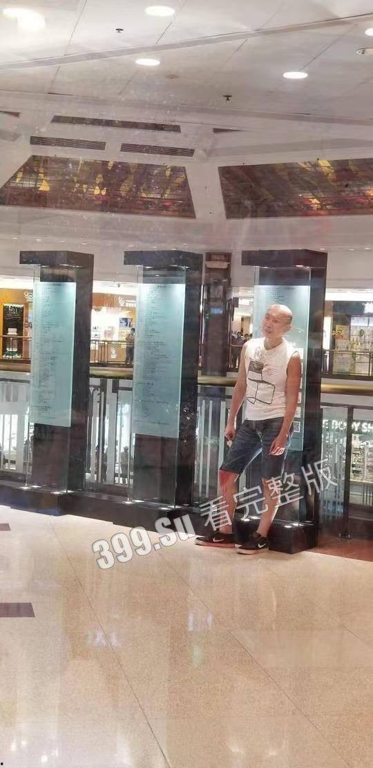 香港6月2日傍晚约5时,1男1女在钻石山荷里活广场3楼近戏院位置遭持刀追砍,被狠捅向心藏怒斩全身至少32刀,手法果断残忍-3