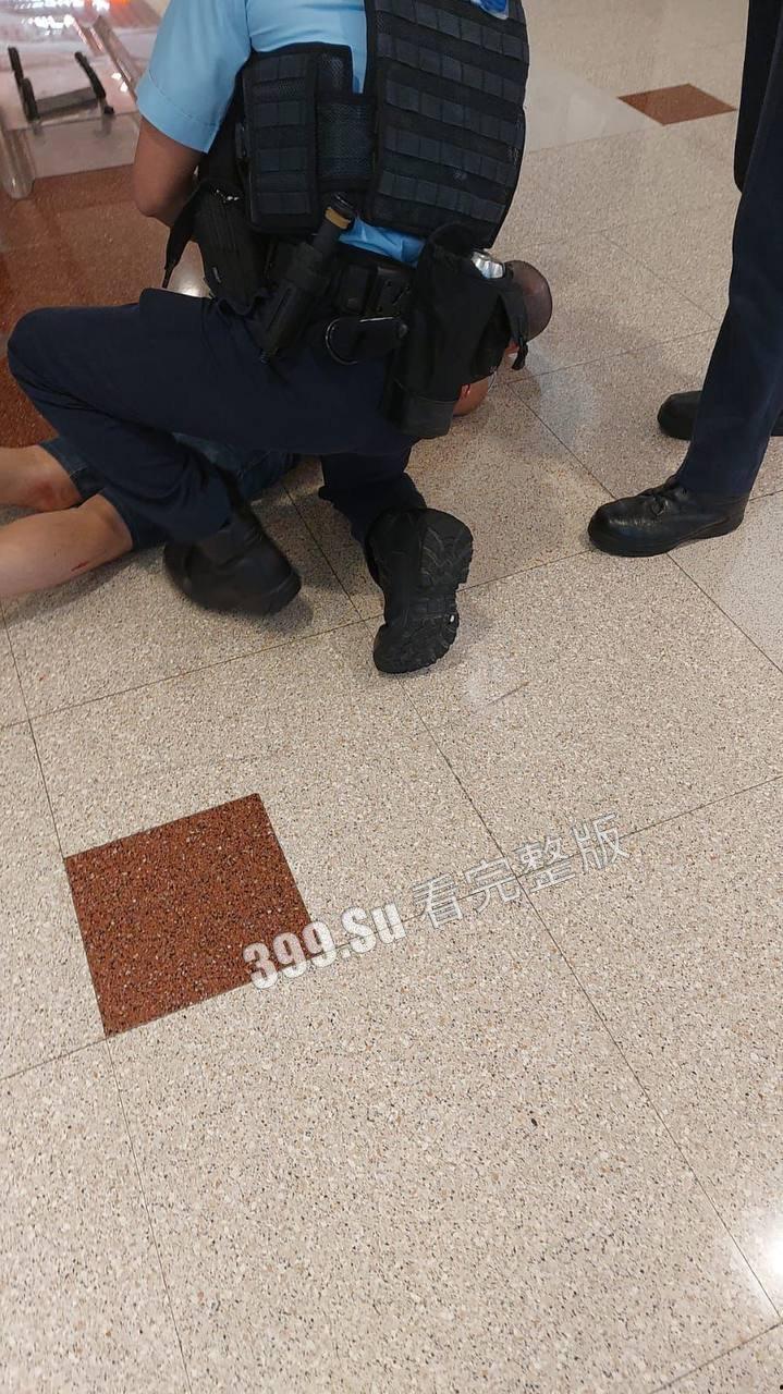 香港6月2日傍晚约5时,1男1女在钻石山荷里活广场3楼近戏院位置遭持刀追砍,被狠捅向心藏怒斩全身至少32刀,手法果断残忍-4