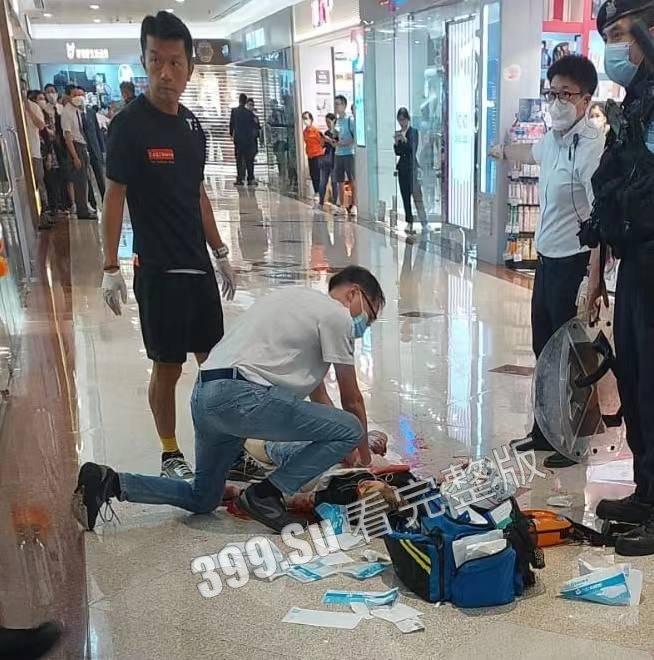香港6月2日傍晚约5时,1男1女在钻石山荷里活广场3楼近戏院位置遭持刀追砍,被狠捅向心藏怒斩全身至少32刀,手法果断残忍-5
