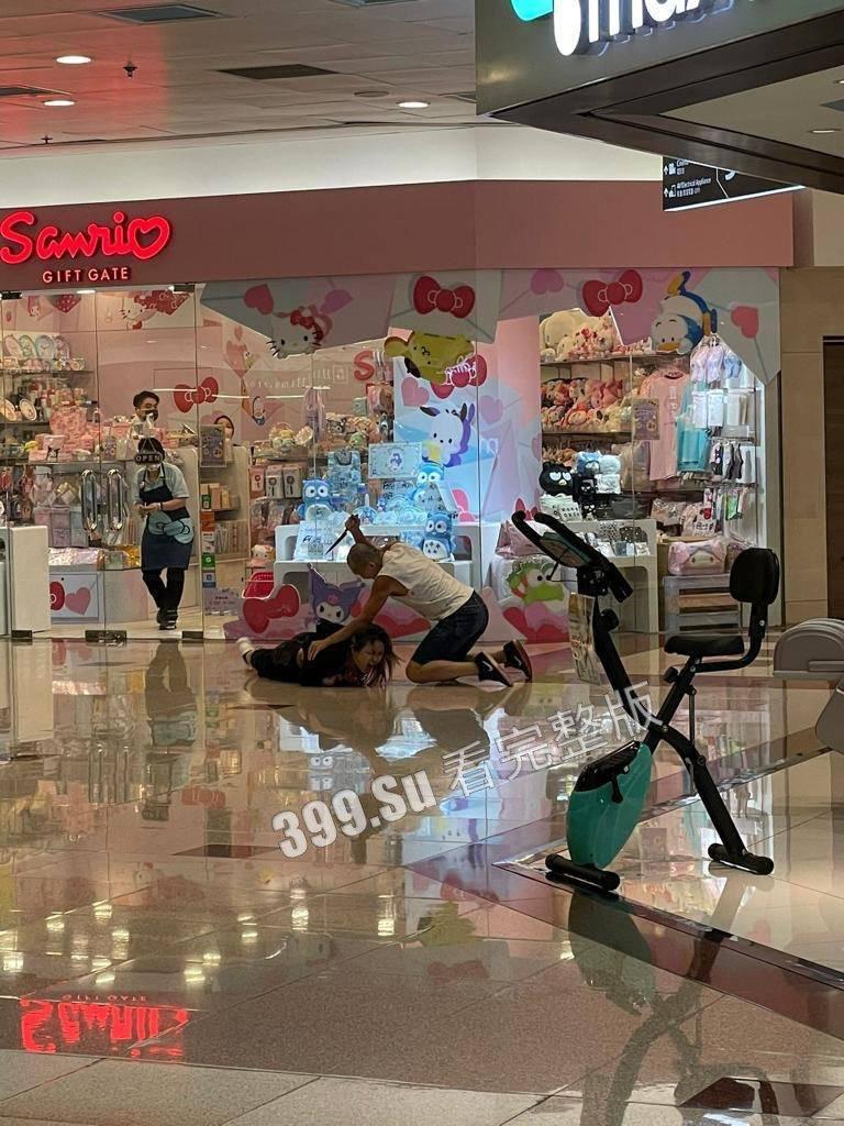 香港6月2日傍晚约5时,1男1女在钻石山荷里活广场3楼近戏院位置遭持刀追砍,被狠捅向心藏怒斩全身至少32刀,手法果断残忍-6