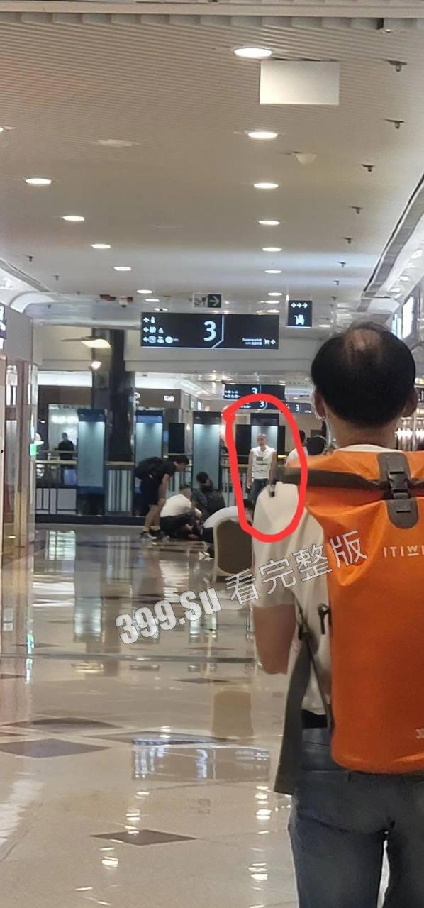 香港6月2日傍晚约5时,1男1女在钻石山荷里活广场3楼近戏院位置遭持刀追砍,被狠捅向心藏怒斩全身至少32刀,手法果断残忍-7