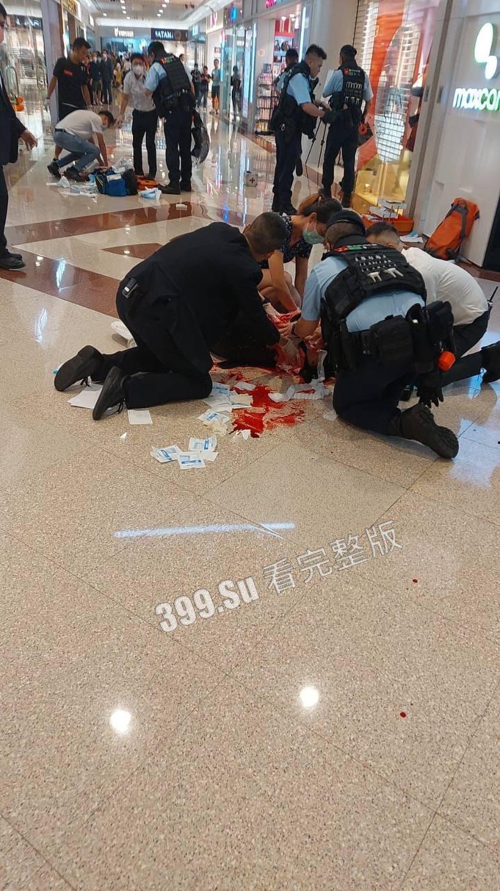 香港6月2日傍晚约5时,1男1女在钻石山荷里活广场3楼近戏院位置遭持刀追砍,被狠捅向心藏怒斩全身至少32刀,手法果断残忍-8