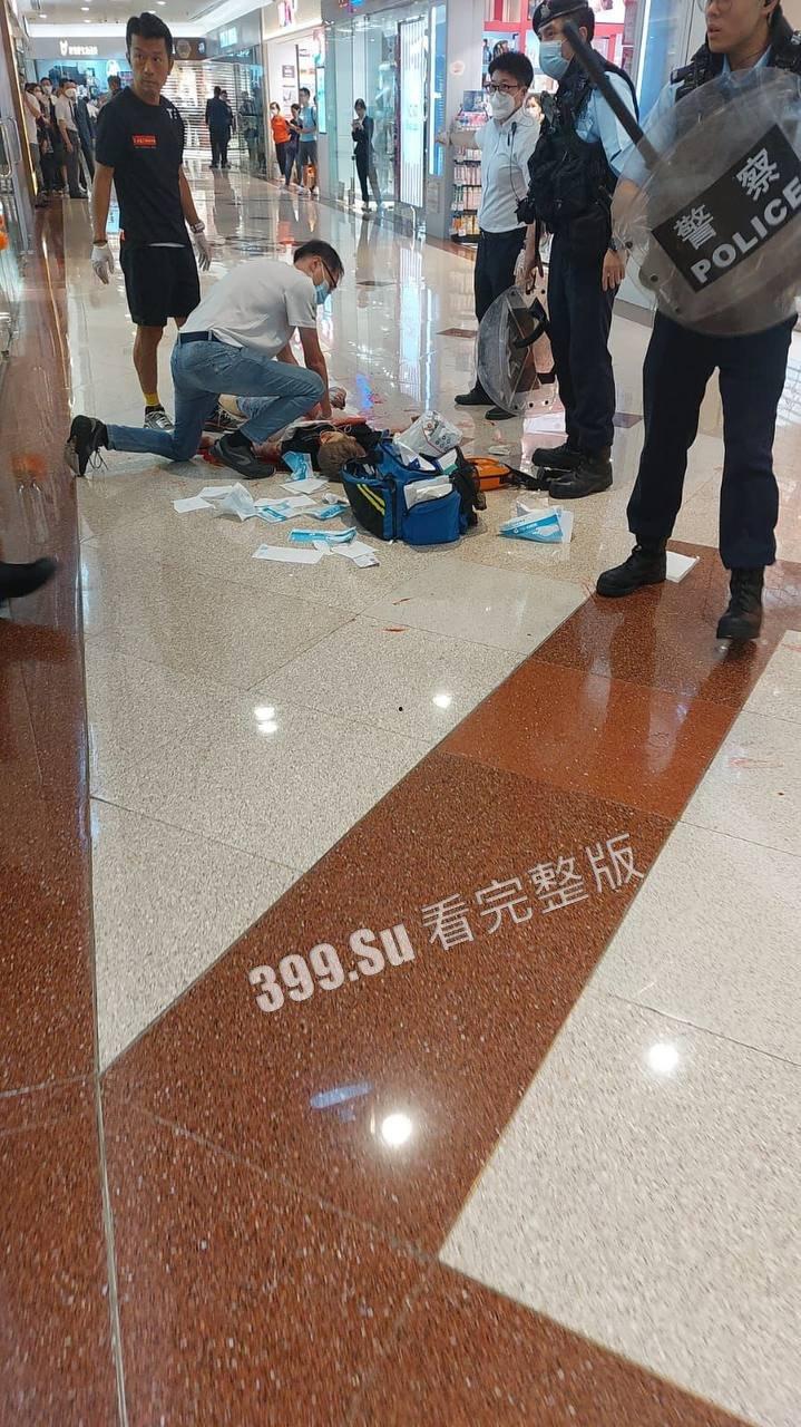 香港6月2日傍晚约5时,1男1女在钻石山荷里活广场3楼近戏院位置遭持刀追砍,被狠捅向心藏怒斩全身至少32刀,手法果断残忍-9
