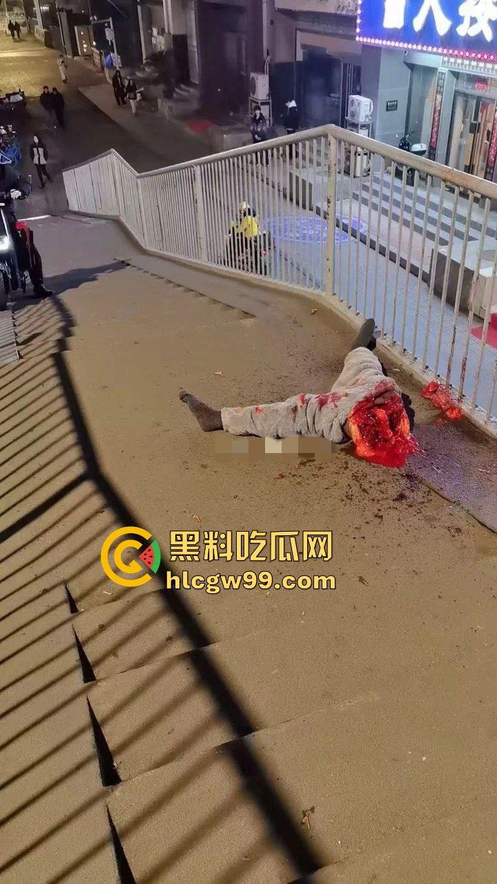 武汉花园道ICC天桥惊现断头惨案,跳楼不成被栏杆拦腰斩断,血浆横飞,画面惨烈重口慎入!-11