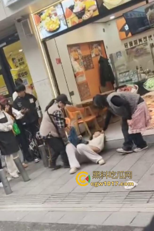 株洲芦淞区蜀香锅盔店,20岁无业骚妹吃完两份拒付钱,脱外套跑路被店主扯衣露膀子,这是霸王餐专业户还是真困难?-3