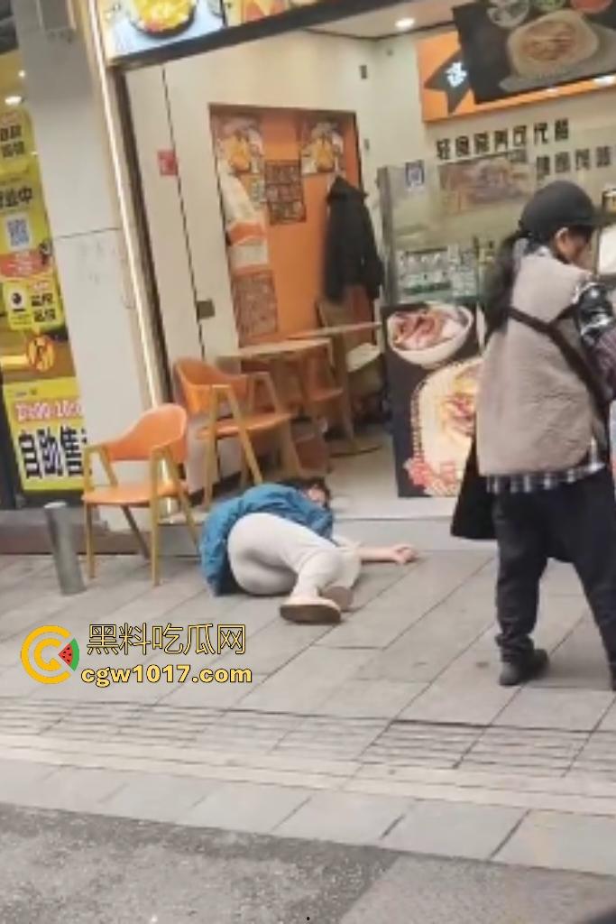 株洲芦淞区蜀香锅盔店,20岁无业骚妹吃完两份拒付钱,脱外套跑路被店主扯衣露膀子,这是霸王餐专业户还是真困难?-4