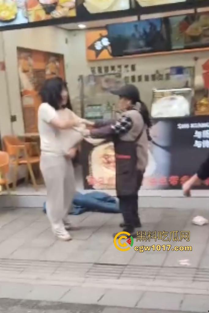 株洲芦淞区蜀香锅盔店,20岁无业骚妹吃完两份拒付钱,脱外套跑路被店主扯衣露膀子,这是霸王餐专业户还是真困难?-7