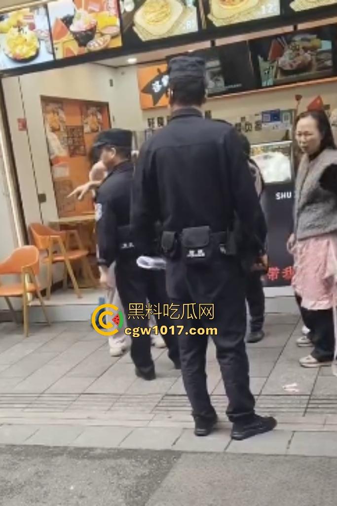 株洲芦淞区蜀香锅盔店,20岁无业骚妹吃完两份拒付钱,脱外套跑路被店主扯衣露膀子,这是霸王餐专业户还是真困难?-8