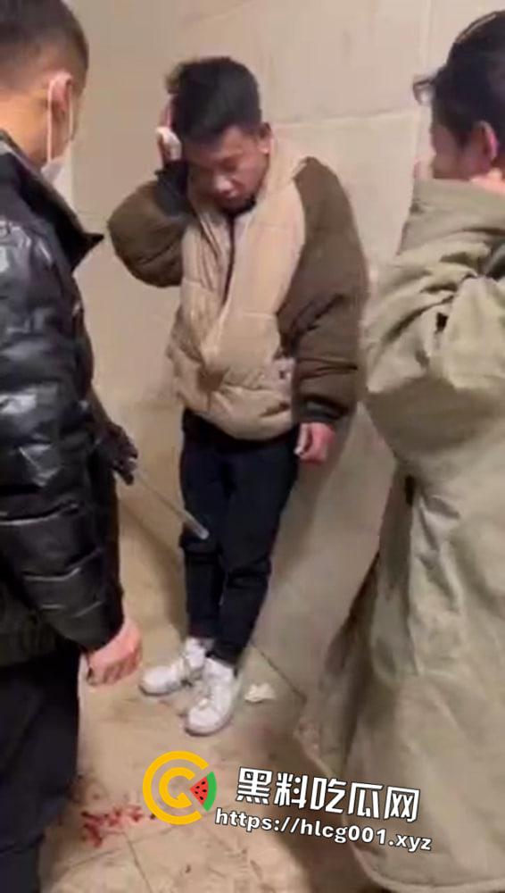 又现霸凌事件 一群精神小伙群殴一男一女拳拳到肉录像视频曝光前排吃瓜-1