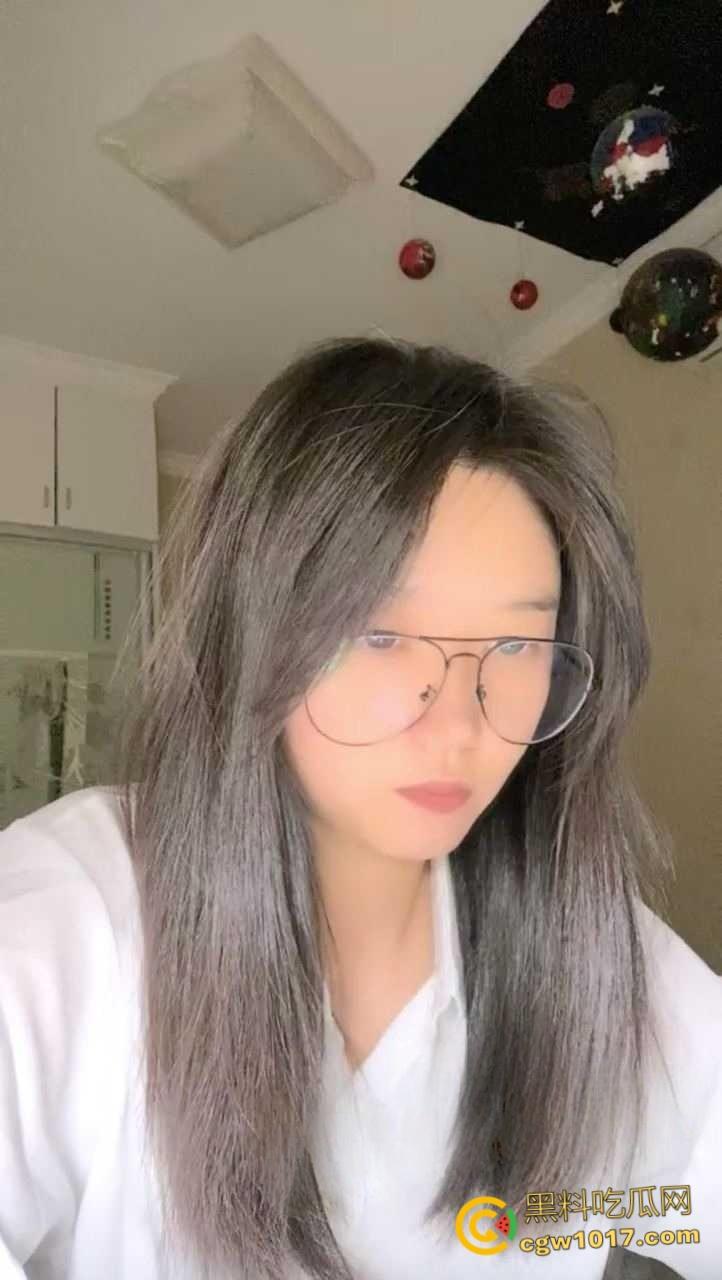 南京林业大学校花【何雯婷】,考研二战独居饥渴难耐,性感内裤塞个小玩具后继续学习,纯纯的清纯反差婊!-4