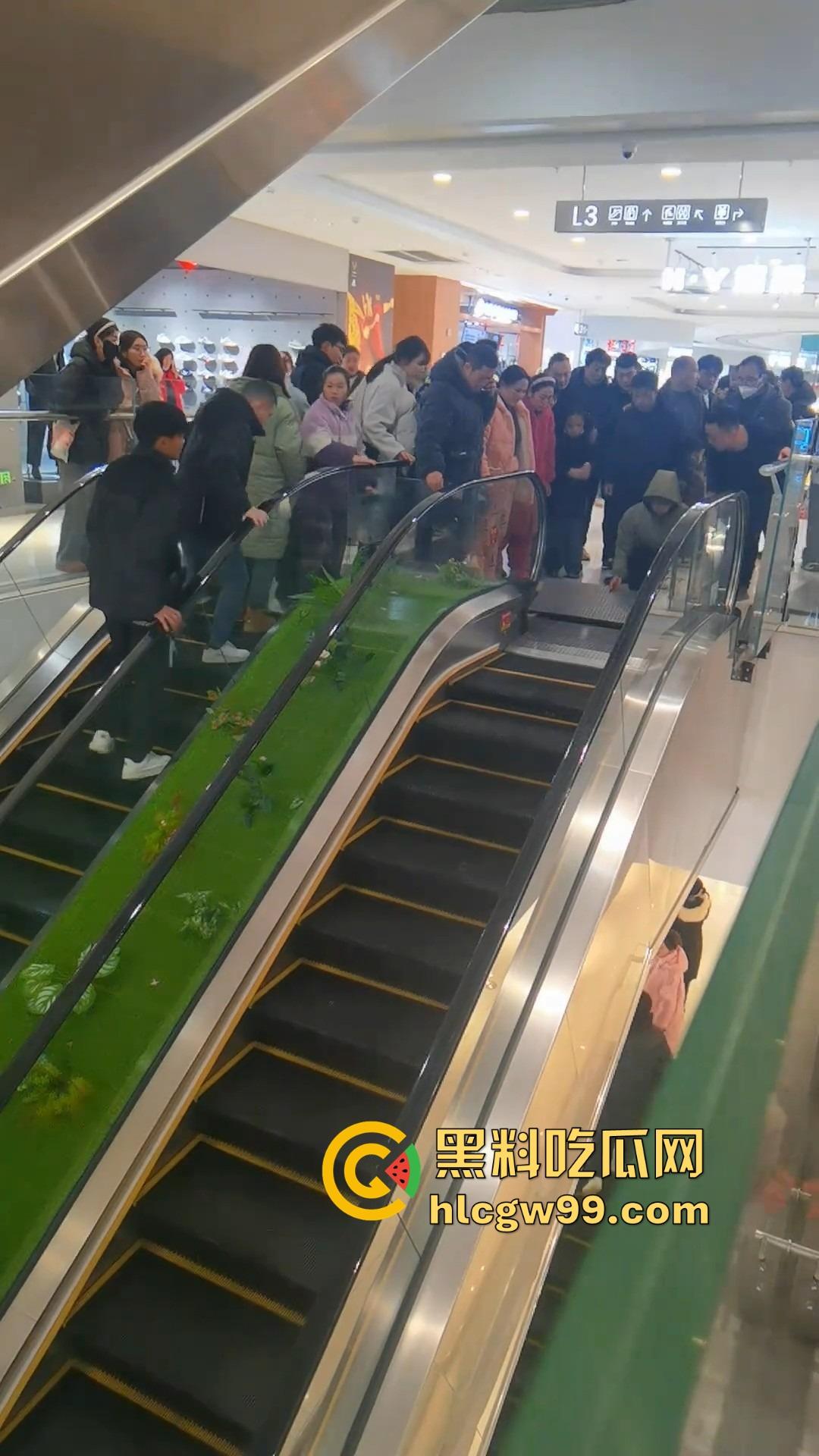 河南周口曦悦城惊现恐怖意外!幼童手指被电梯夹断卷入内部,卷入缝隙后一个多小时仍未找到!-5