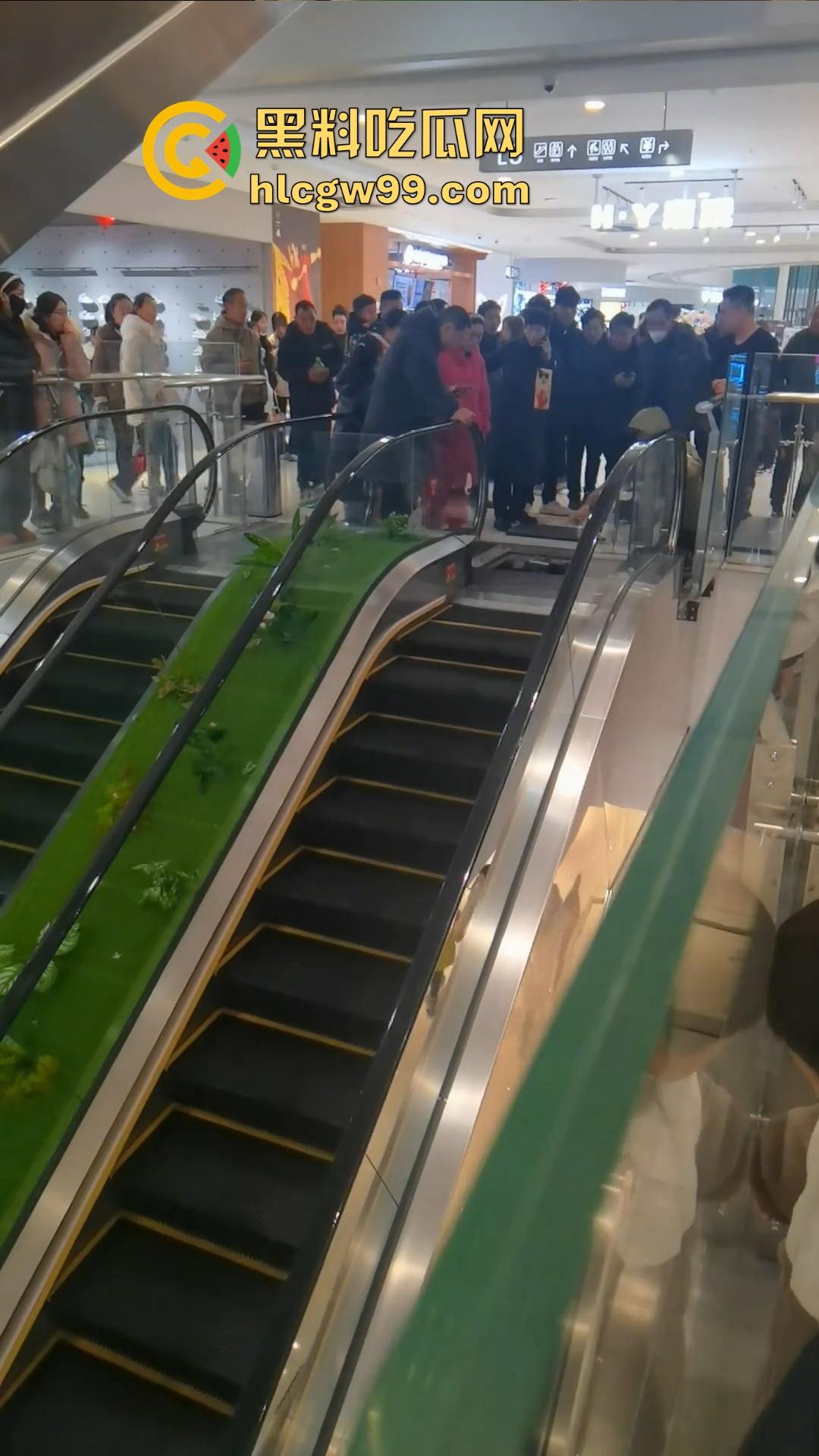 河南周口曦悦城惊现恐怖意外!幼童手指被电梯夹断卷入内部,卷入缝隙后一个多小时仍未找到!-7