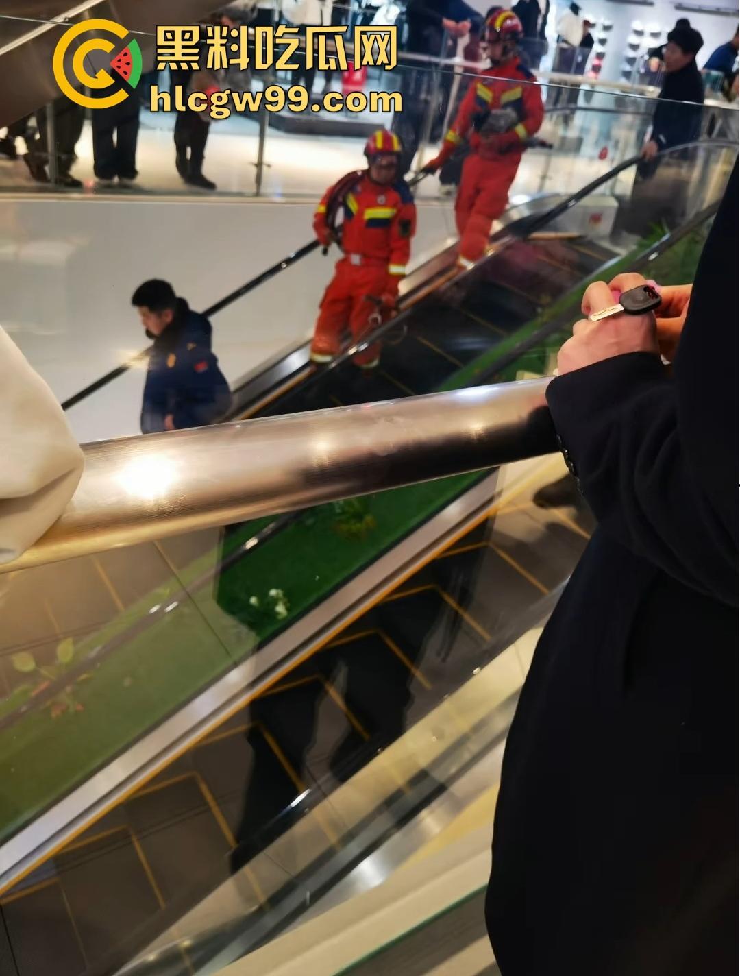 河南周口曦悦城惊现恐怖意外!幼童手指被电梯夹断卷入内部,卷入缝隙后一个多小时仍未找到!-8