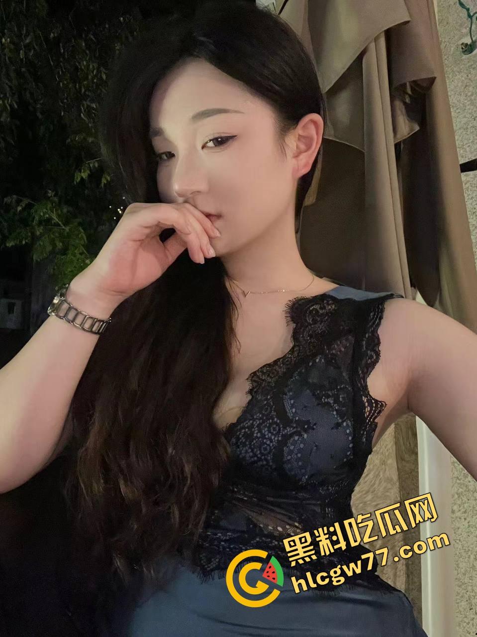 绿帽男自愿贡献淫妻,大屌单男从客厅干到走廊,人妻逼都被干红肿了,他却当精盆的守夜人!-1