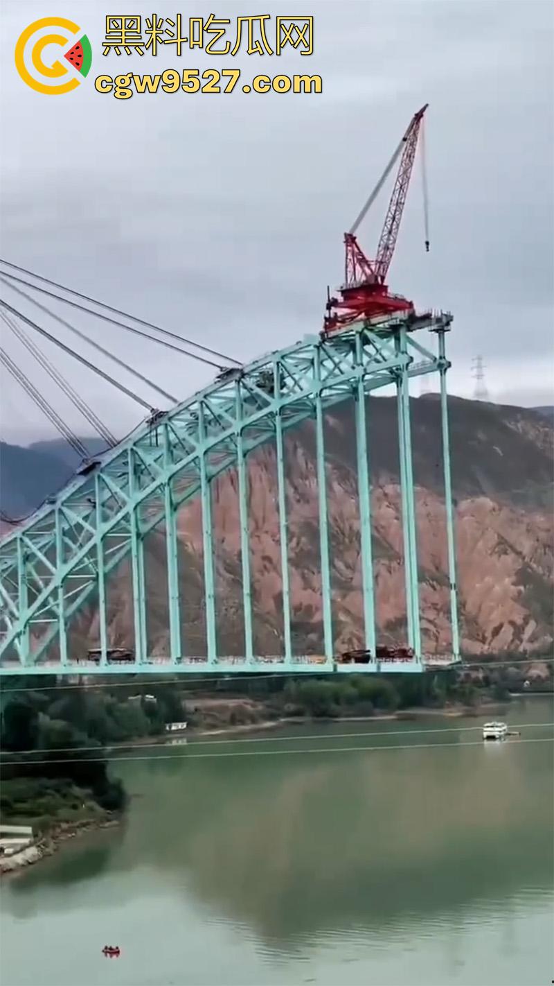 川青铁路青海段尖扎黄河特大桥,发生施工绳索断裂事故,已造成7人遇难9人失联,救援工作正在开展-6