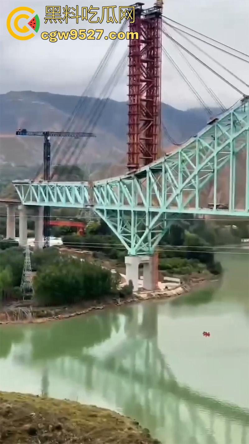 川青铁路青海段尖扎黄河特大桥,发生施工绳索断裂事故,已造成7人遇难9人失联,救援工作正在开展-7