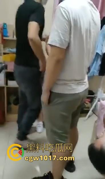 奸夫淫妇正脱衣干正事惨遭老公上门捉奸!小情人身穿内裤被牢牢控制在床上不能动,女发疯吵起来有理了是吧!-7