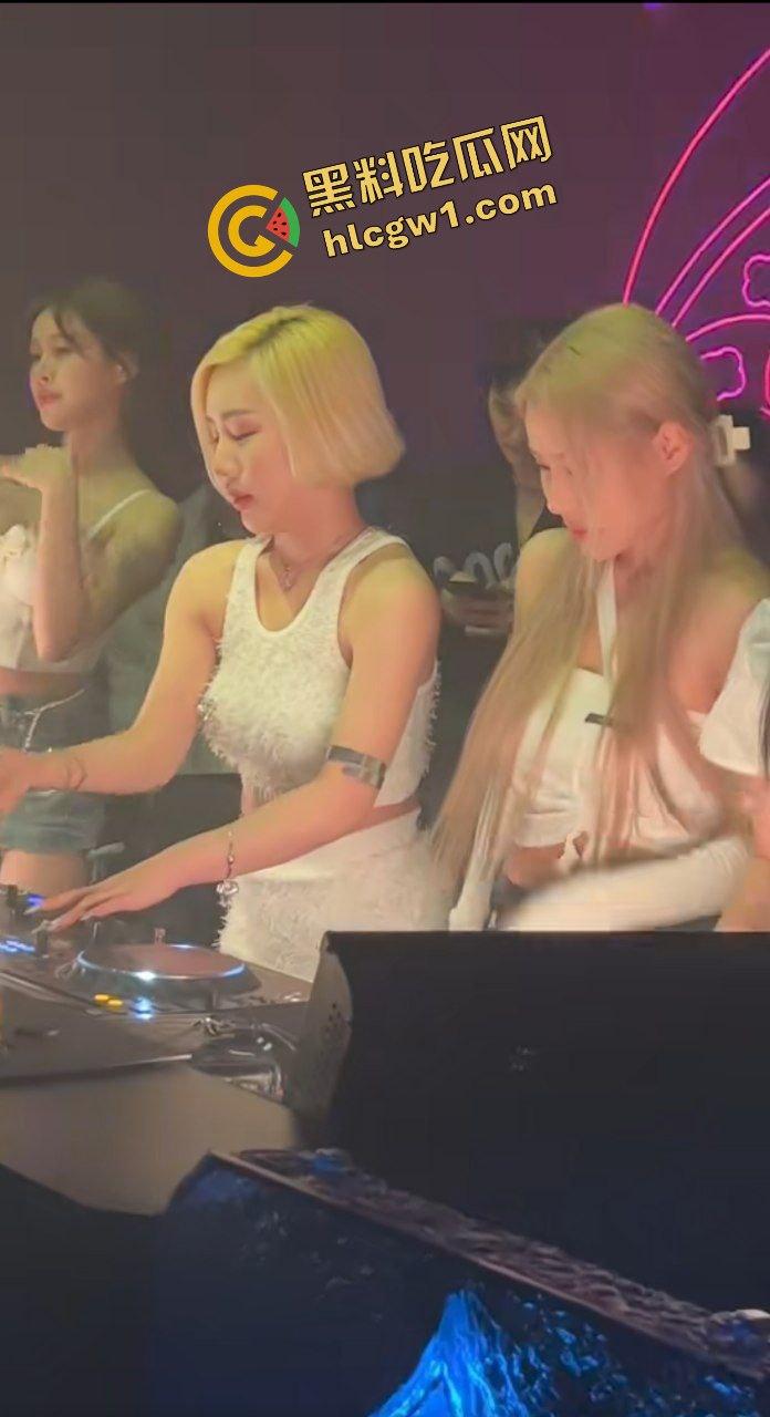 抖音重庆奥斯卡酒吧反差舞女【沈津津】下班回家发骚 全裸自拍洗澡搓奶 独家流出！-2