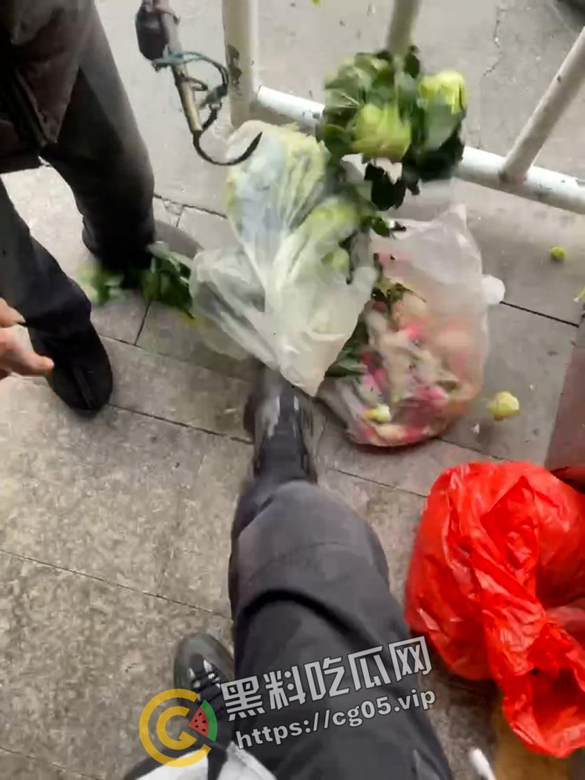曝光畜生！名为【孙奥】的城管义工在浙江湖州南浔区旧馆塘南农贸市场踩踏卖菜老人蔬菜 嚣张至极 声称曾抽打老人耳光并让其下跪  现个人信息全部曝光-11