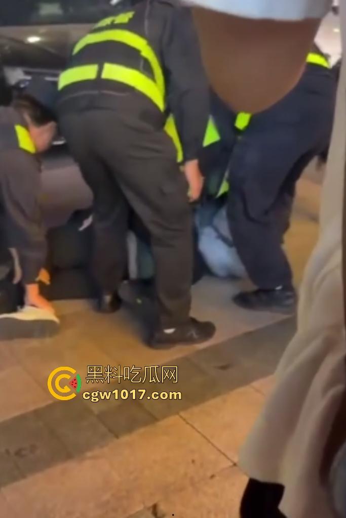 11月17日晚广东珠海拱北火车站突发持刀伤人事件，男子随机追砍路人多人受伤，保安联合警方制服嫌疑人！-6