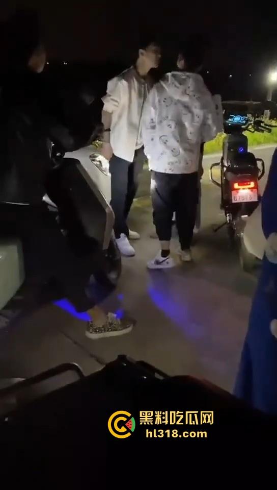 开个奔驰现在都这么牛批的吗?粤T精神小伙单挑鬼火少年,以为有大战,结果都是一群怂逼!-1